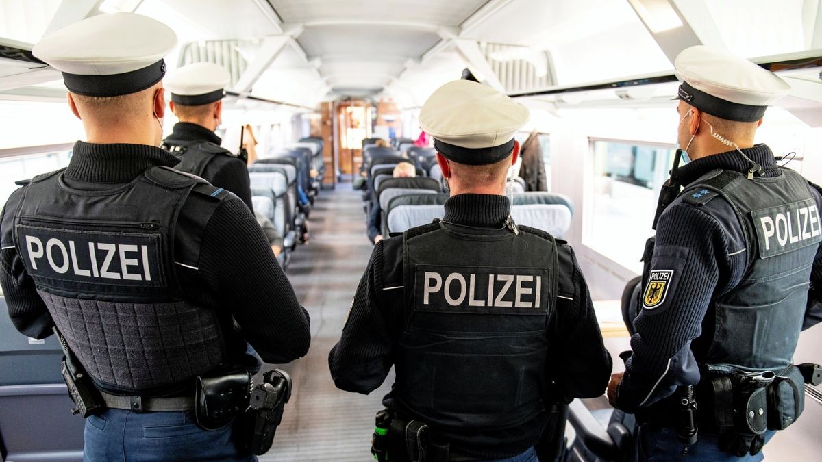 Masken auf im Zug, auf den Bahnsteigen und im Bahnhof - das klappt noch nicht bei allen Fahrgästen.