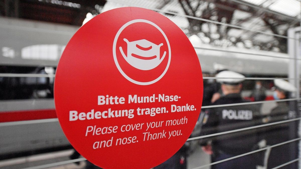 Masken auf im Zug, auf den Bahnsteigen und im Bahnhof - das klappt noch nicht bei allen Fahrgästen.