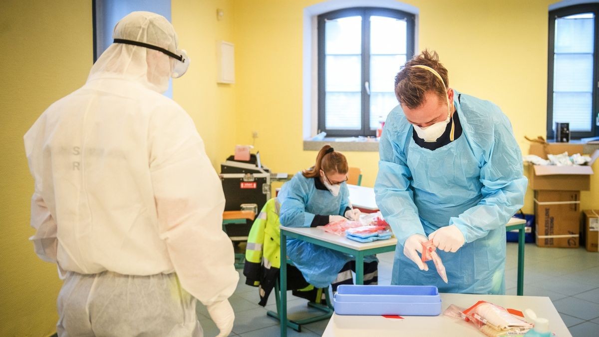 Mario von Nessen, Stefanie Schick und André Zippel führen im Humboldt-Gymnasium Corona-Tests durch.