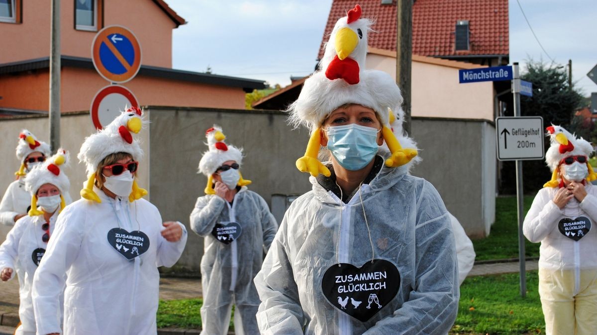 Der Geflügelhof ist nur 200 Meter entfernt. Aber in der Mönchstraße sind Ute Appenrodt und die anderen Hühner der örtlichen Frauensportgruppe noch sicher. Erstmals nimmt die Truppe so zahlreich am Kirmes-Umzug teil.