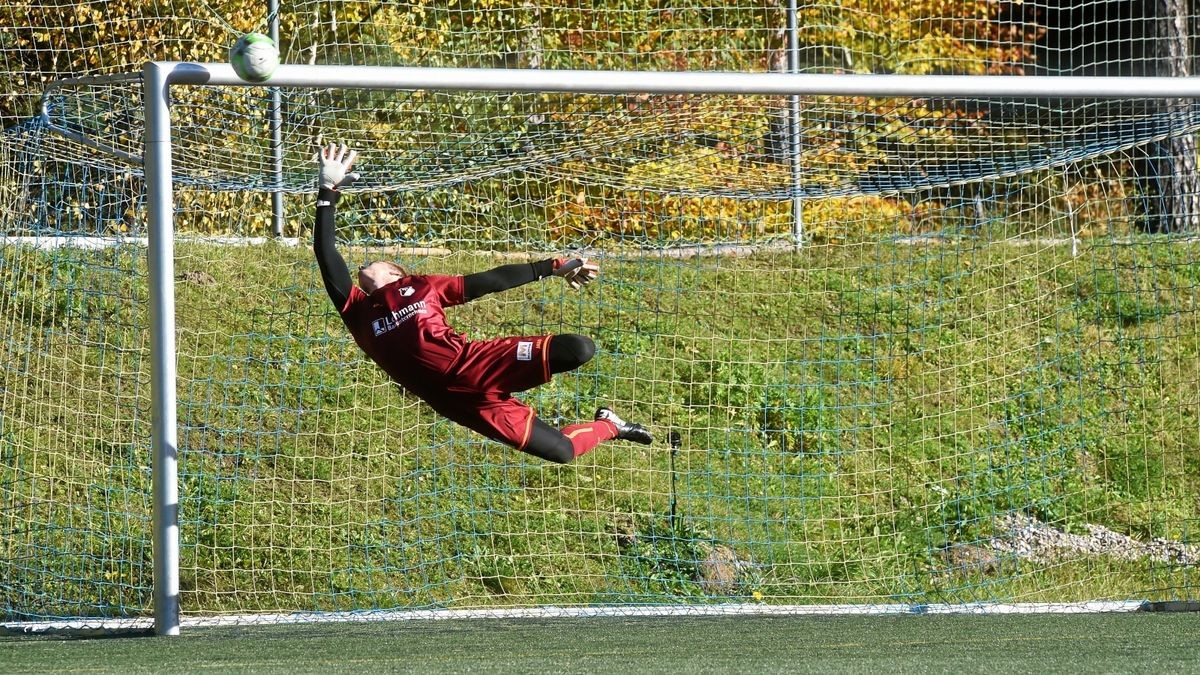 Patrick Hädrichs fulminanter Lattenknaller. Krieschows Keeper Drangosch wäre machtlos gewesen.