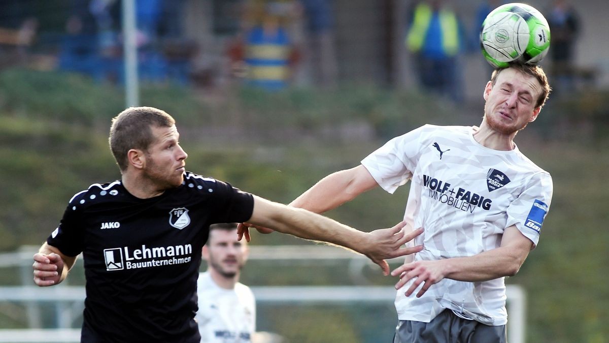 Kopf oben: Der FSV Martinroda und Toby Metzmacher (r./gegen Krieschows Sven Konzack) besiegte den erst letzte Woche entthronten Spitzenreiter VfB Krieschow deutlich mit 5:1