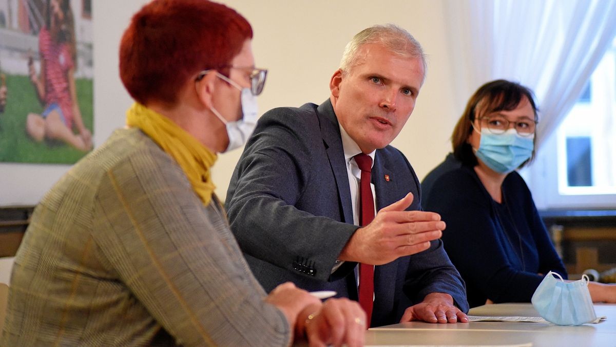 Bürgermeisterin Anke Hofmann-Domke, Oberbürgermeister Andreas Bausewein und die amtierende Amtsärztin Winnie Melzer (von links) beantworten am Montag im Rathaus Fragen zu Corona. 