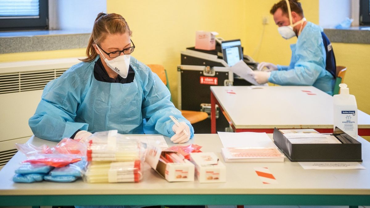 Stefanie Schick und André Zippel vom Abstrichdienst Ostthüringen der Kassenärztlichen Vereinigung führten vergangene Woche im Humboldt-Gymnasium in Nordhausen Corona-Tests durch, nachdem in der Bildungseinrichtung eine Corona-Infektion bekannt wurde.