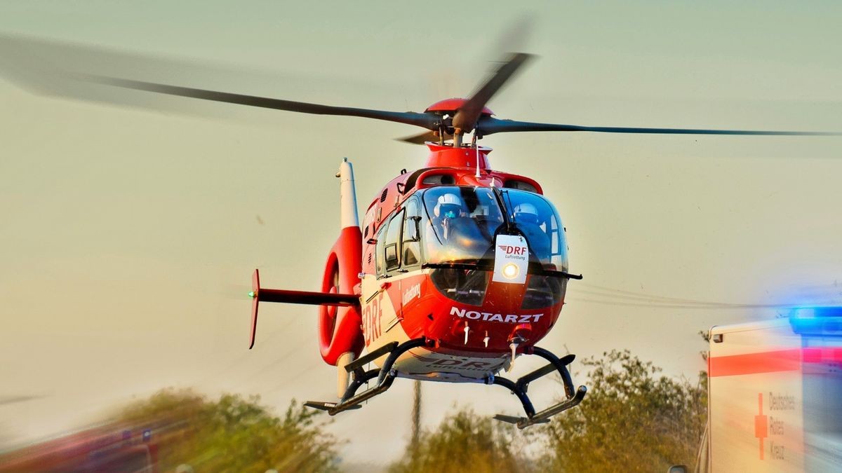 Einer der Verletzten musste aufgrund seiner schweren Brandverletzungen mit einem Hubschrauber in das nächste Krankenhaus gebracht werden. (Symbolbild)