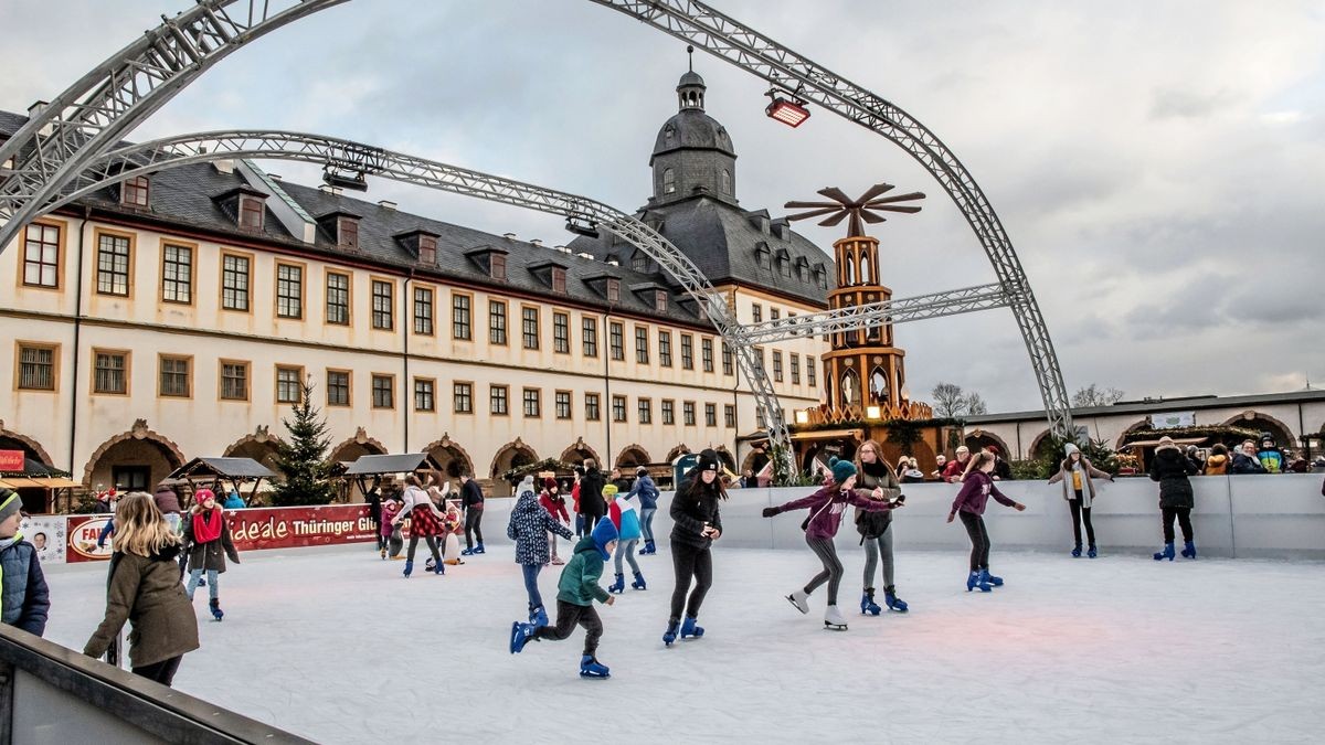 Der Weihnachtsmarkt, mit Eisbahn, im Innenhof des Schlosses Friedenstein in Gotha (Archivbild).