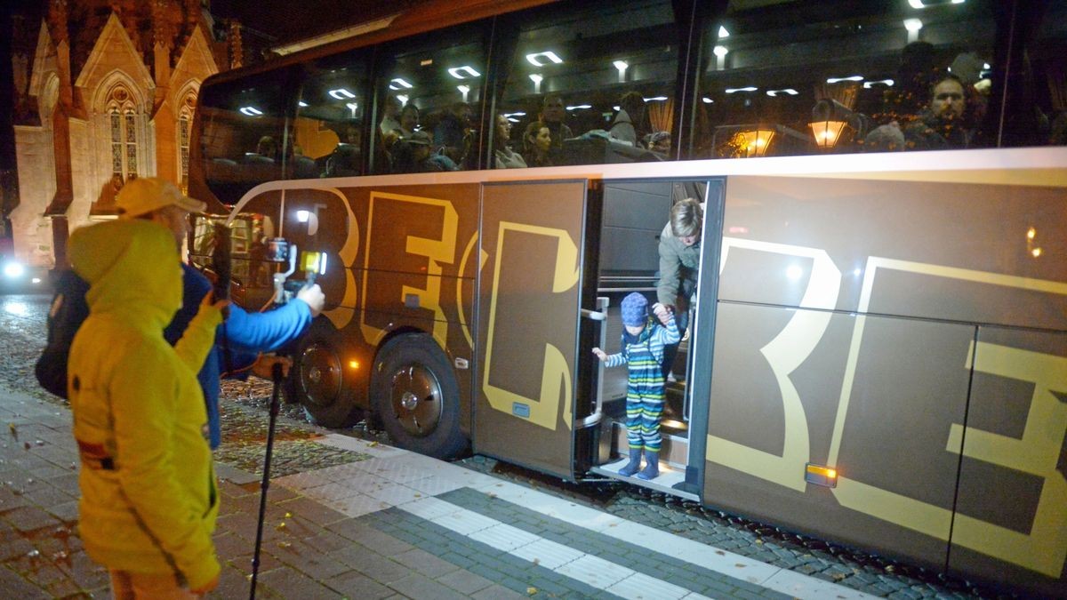 Zur Hygiene-Demo auf dem Heiligenstädter Marktplatz reiste ein Teil der etwa 120 Teilnehmer im voll besetzen Bus an. Masken sollen im Bus nicht getragen worden sein.  