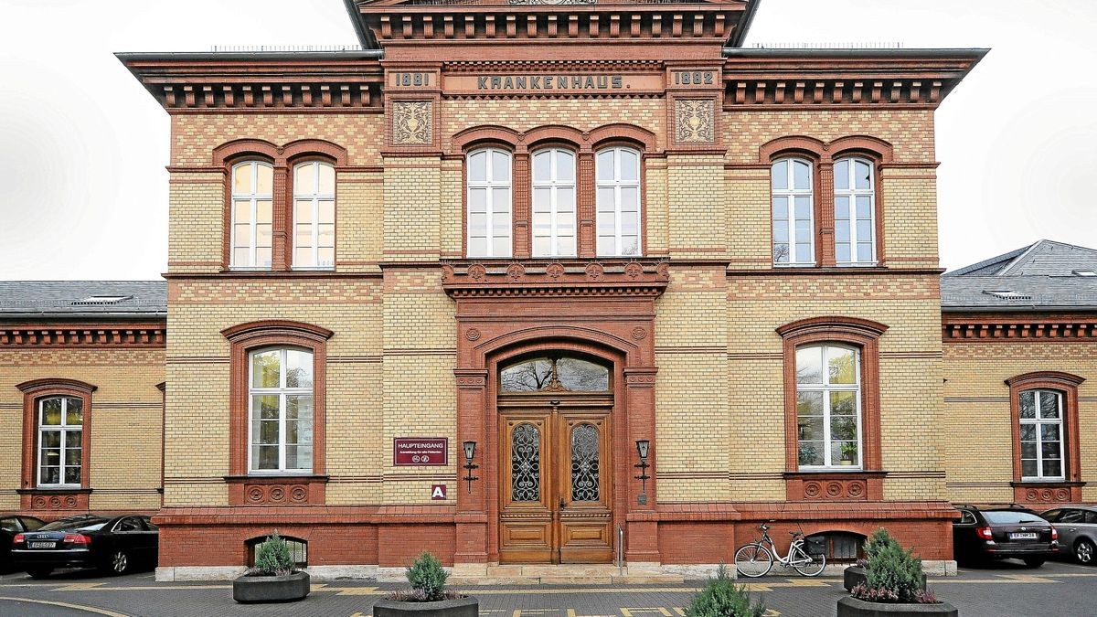 Das Hufeland-Klinikum in Bad Langensalza. Hier und in Mühlhausen gelten ab Samstag verschärfte Besuchsregeln.