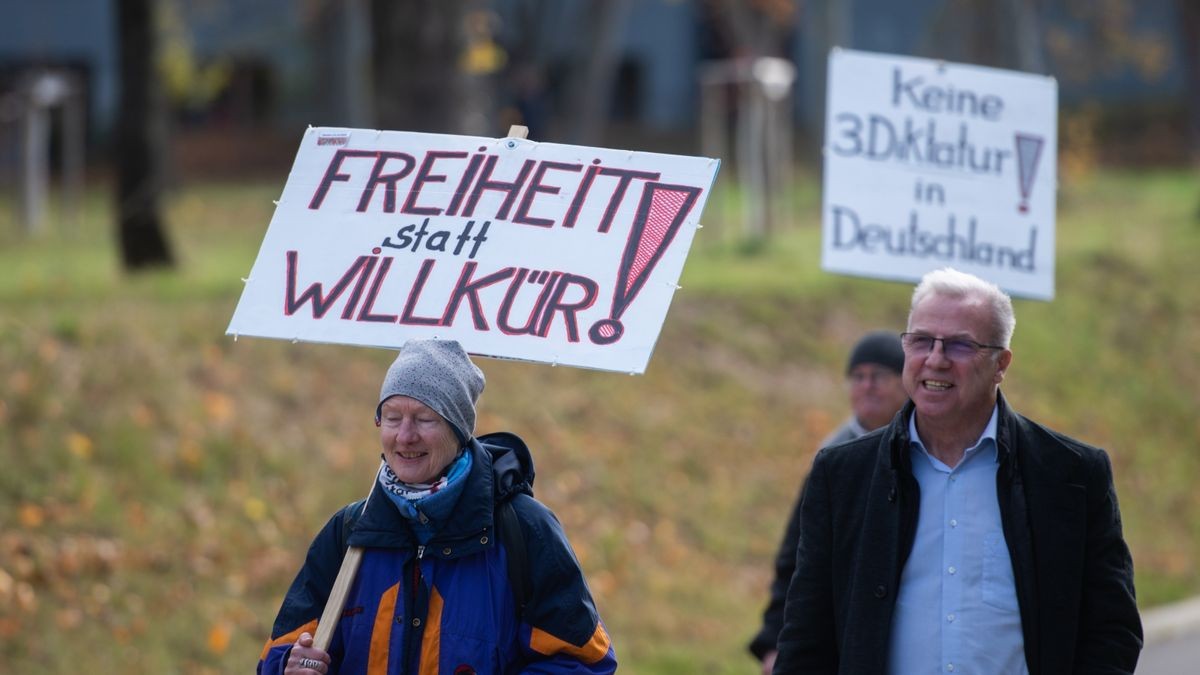 Am Dienstag debattierte der Thüringer Landtag zu den Corona-Regeln. Hunderte Menschen haben sich währenddessen vor dem Steigerwaldstadion in Erfurt versammelt und gegen die Maßnahmen demonstriert.