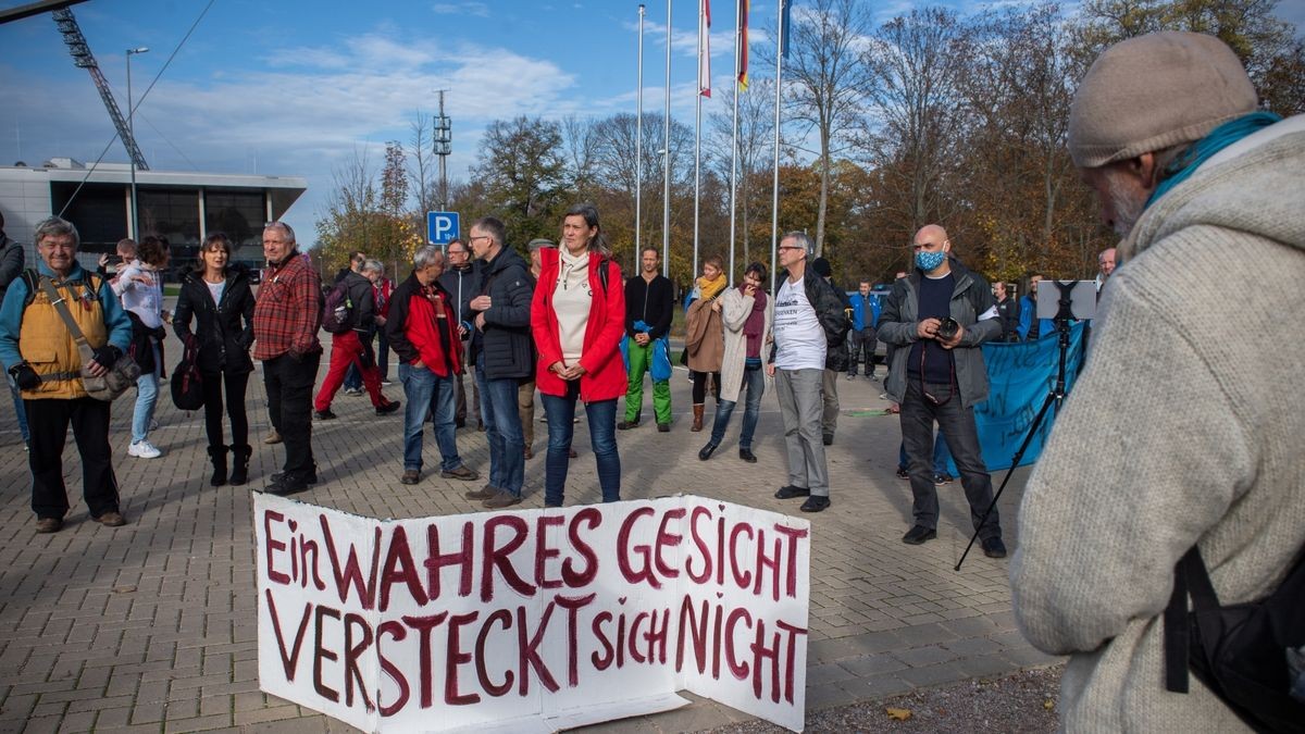 Am Dienstag debattierte der Thüringer Landtag zu den Corona-Regeln. Hunderte Menschen haben sich währenddessen vor dem Steigerwaldstadion in Erfurt versammelt und gegen die Maßnahmen demonstriert.