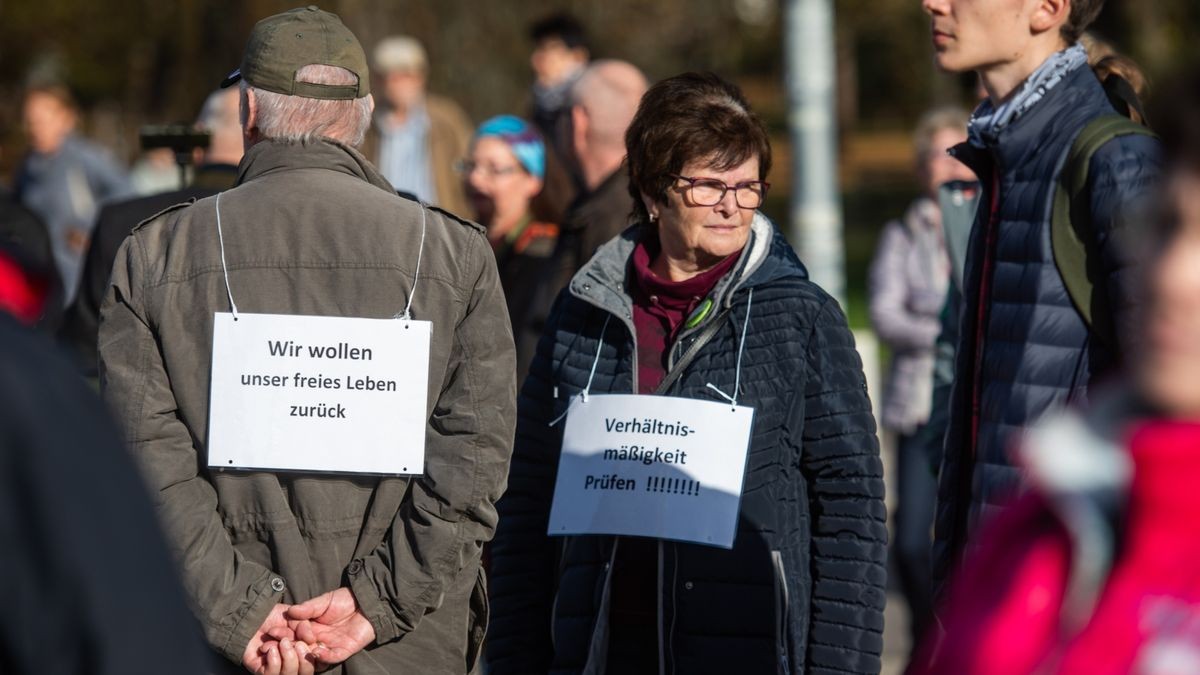 Am Dienstag debattierte der Thüringer Landtag zu den Corona-Regeln. Hunderte Menschen haben sich währenddessen vor dem Steigerwaldstadion in Erfurt versammelt und gegen die Maßnahmen demonstriert.