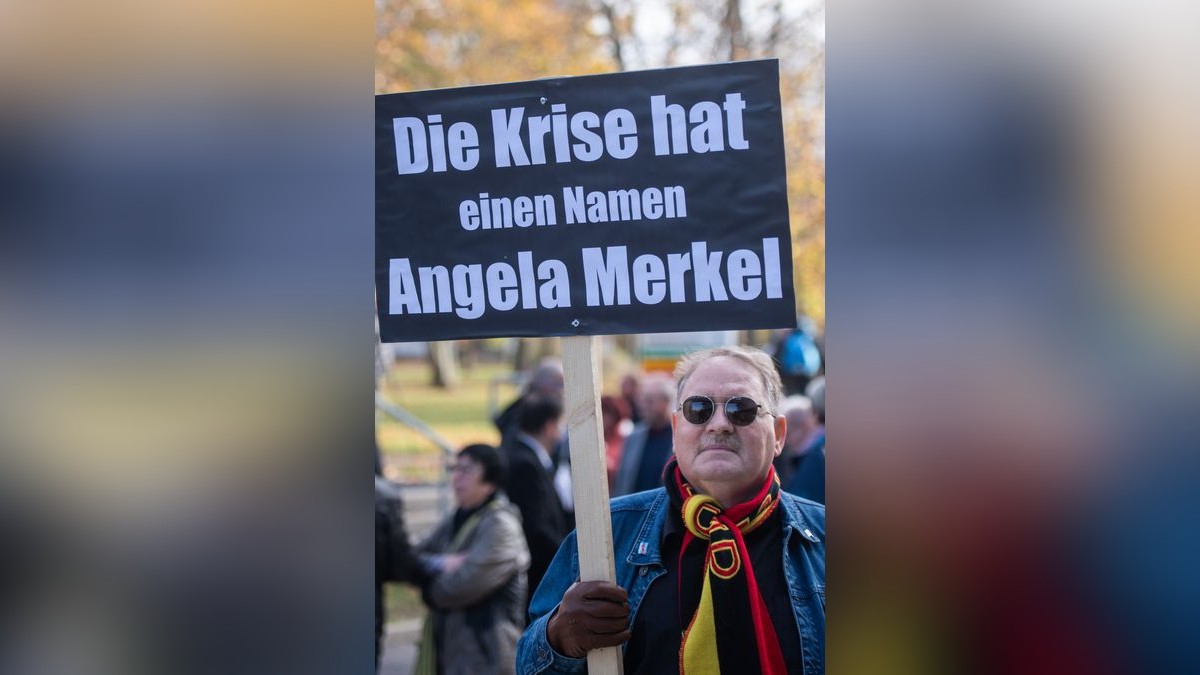 Am Dienstag debattierte der Thüringer Landtag zu den Corona-Regeln. Hunderte Menschen haben sich währenddessen vor dem Steigerwaldstadion in Erfurt versammelt und gegen die Maßnahmen demonstriert.