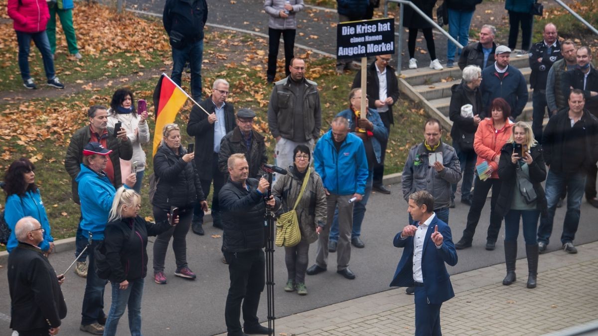 3. November: Am Rande einer Sondersitzung des Thüringer Landtages zur Corona-Pandemie haben laut Polizei Hunderte Menschen gegen den neuerlichen Teil-Lockdown demonstriert: einmal der Verein 