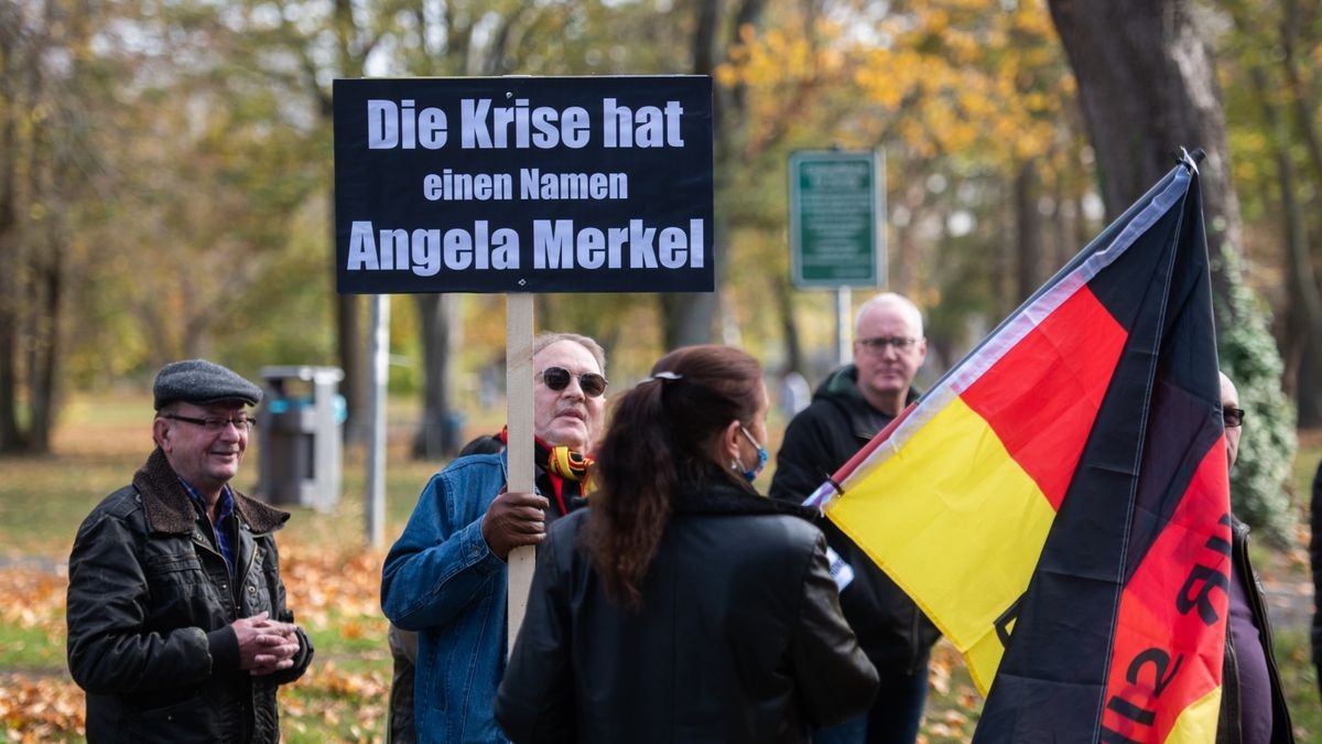 Am Dienstag debattierte der Thüringer Landtag zu den Corona-Regeln. Hunderte Menschen haben sich währenddessen vor dem Steigerwaldstadion in Erfurt versammelt und gegen die Maßnahmen demonstriert.