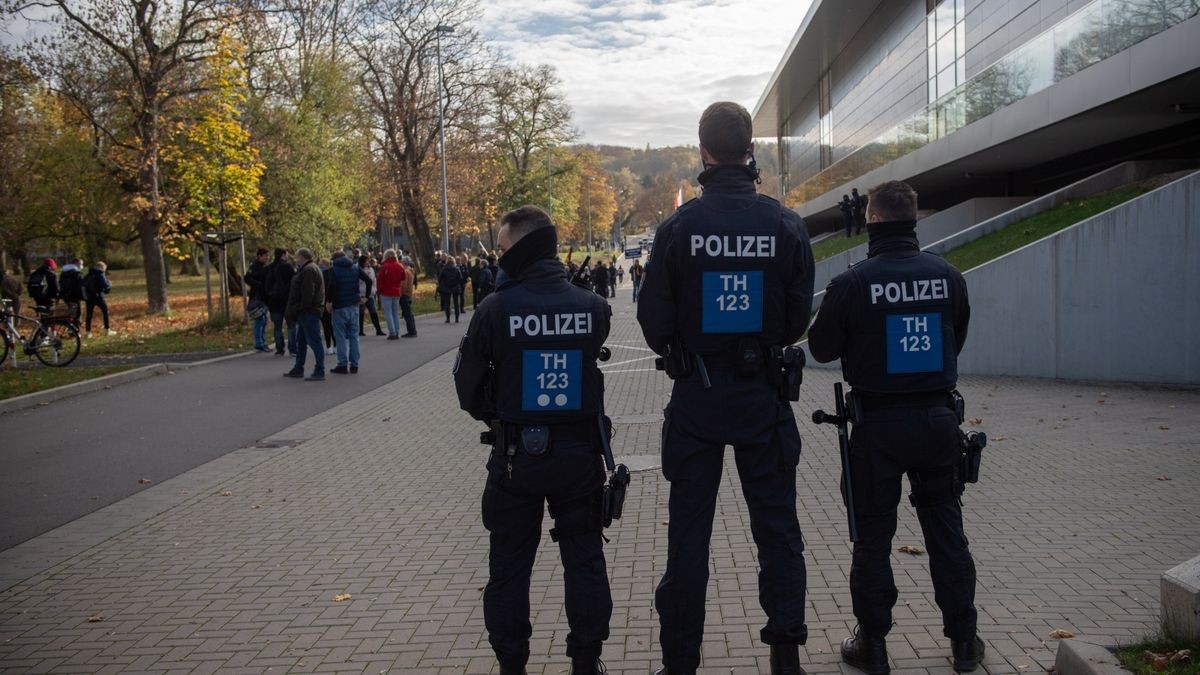 Am Dienstag debattierte der Thüringer Landtag zu den Corona-Regeln. Hunderte Menschen haben sich währenddessen vor dem Steigerwaldstadion in Erfurt versammelt und gegen die Maßnahmen demonstriert.