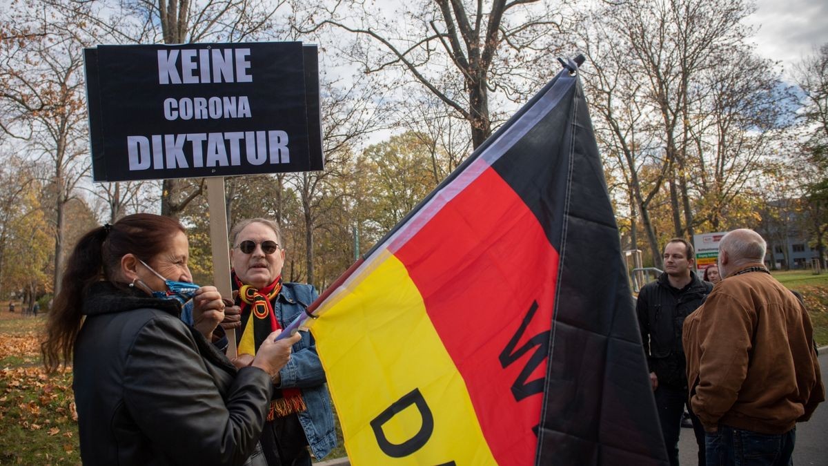 Am Dienstag debattierte der Thüringer Landtag zu den Corona-Regeln. Hunderte Menschen haben sich währenddessen vor dem Steigerwaldstadion in Erfurt versammelt und gegen die Maßnahmen demonstriert.