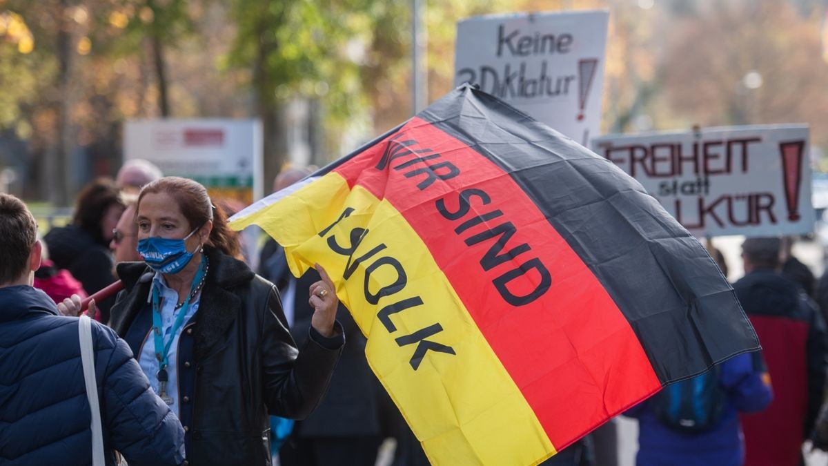 Bei der Demonstration der AfD, die wenige Meter entfernt stattfand, kamen laut Polizei ebenfalls rund 150 Menschen zusammen.