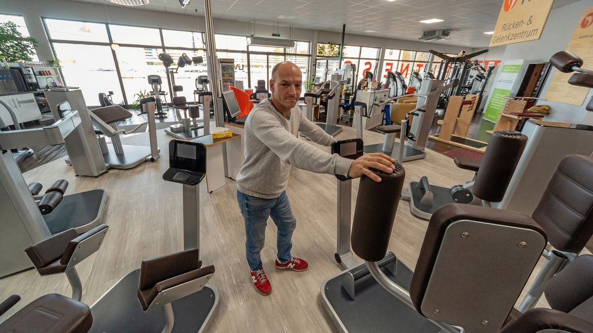 Inhaber René Wittig steht in seinem wiederum zwangsgeschlossenen Fitnessstudio in Apolda.