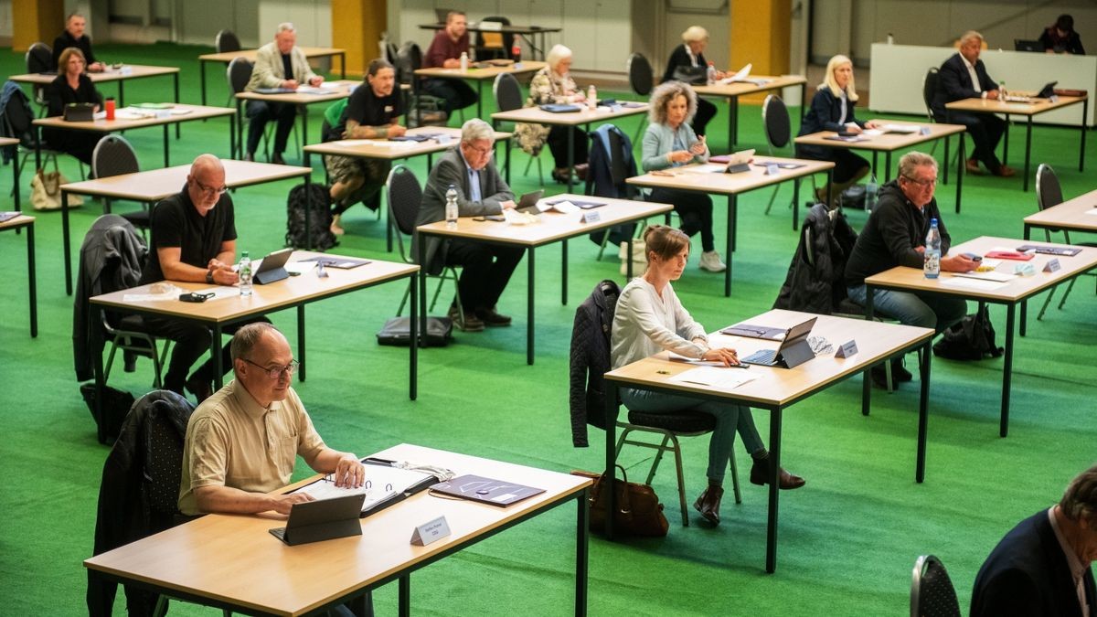 Der Nordhäuser Stadtrat darf trotz neuer Verordnungen tagen. Um den Abstand zwischen den Volksvertretern zu wahren, lud das Rathaus in den vergangenen Monaten immer in die Ballspielhalle.