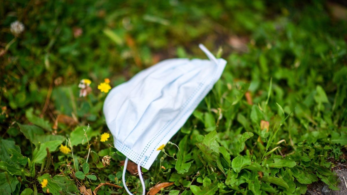 16/07/2020 - Nordhausen: Ein Mund-Nasen-Schutz liegt am Donnerstag, 16. Juli 2020, auf einer Wiese auf dem Petersberg-Gelände in Nordhausen (Thüringen). (Foto: Marco Kneise / Thüringer Allgemeine)