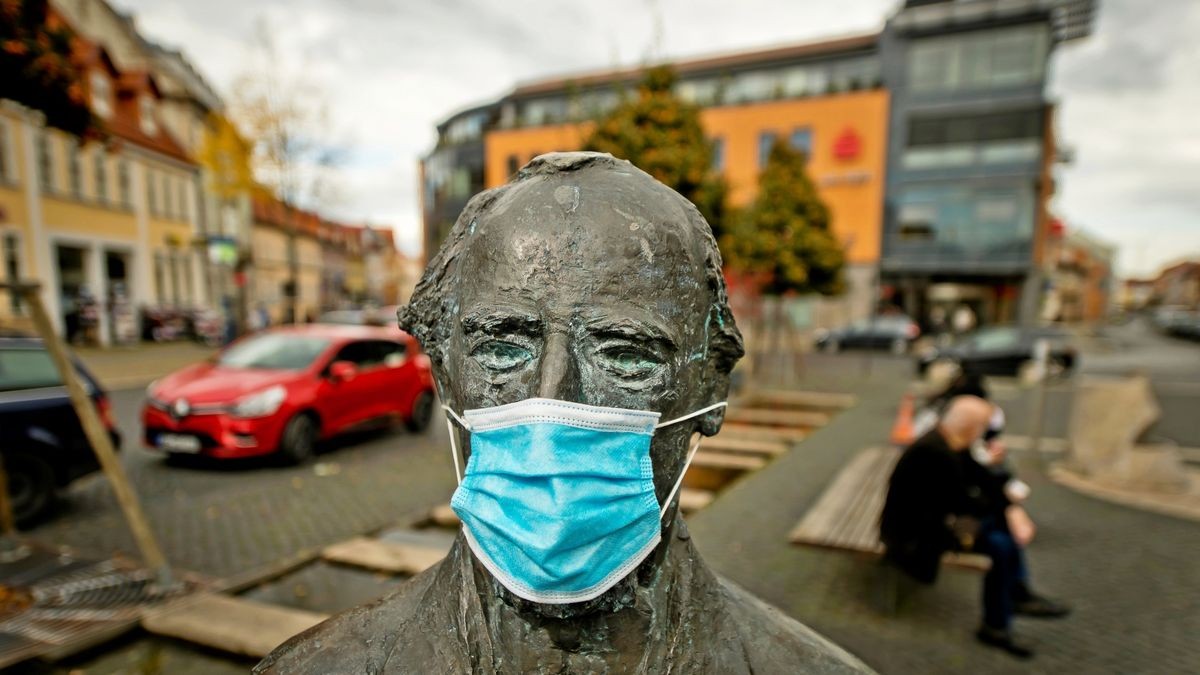 Corona prägt auch die Region, manchmal sogar originell: Die Statue von Johann August Röbling auf dem Mühlhäuser Untermarkt mit einer Maske.