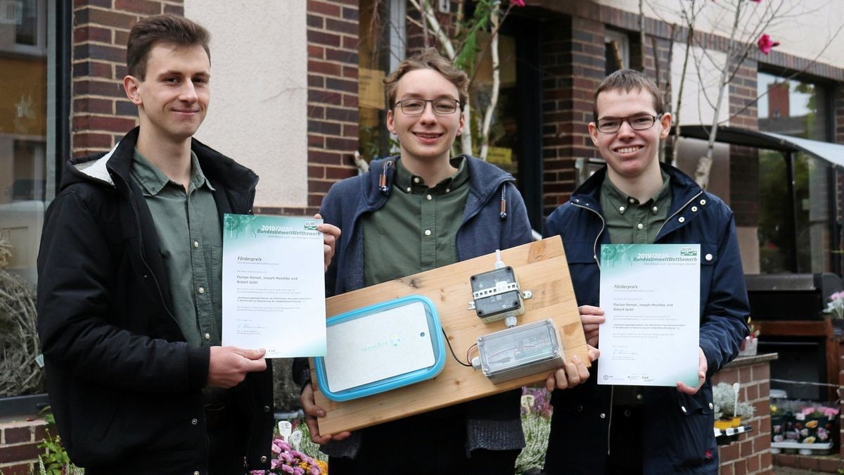 Joseph Georg Meschke, Florian Hensel und Robert Stephan Seibt (von links) mit der sogenannten senseBox und ihren Ehrenurkunden vor dem „KulturFloral“ in Bleicherode. Auf dem Vordach des Geschäfts war die Box installiert. 