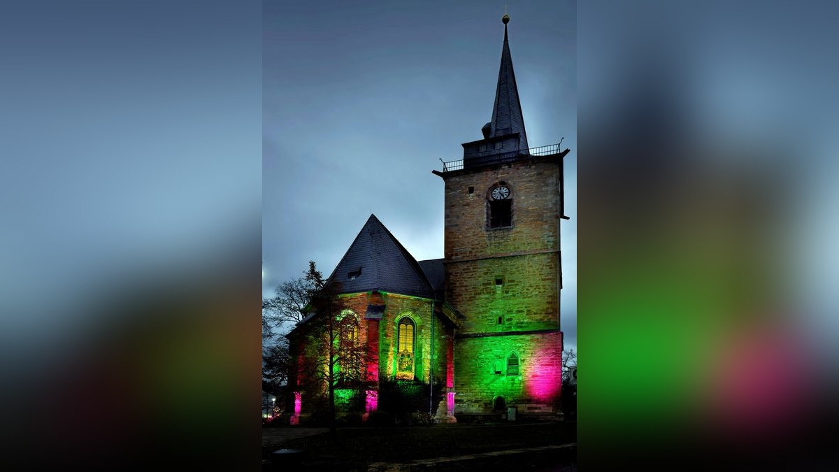 Die angestrahlte Kirche St. Bonifatius im Zusammenhang mit dem Weihnachtsmarkt gab es im Dezember 2019. Der Markt für 2020 ist abgesagt.