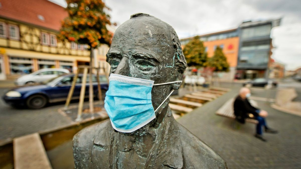 Die Statue von Johann August Röbling auf dem Mühlhäuser Untermarkt mit einer Maske.