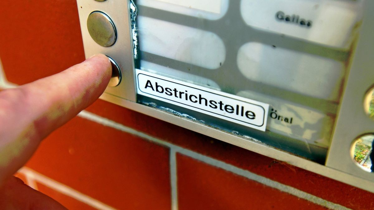 Unter anderem An der Weiße in Arnstadt wurde eine Abstrichstelle eingerichtet. Täglich schickt der Ilm-Kreis Dutzende Tests aus eine Corona-Infektion in die Labore.