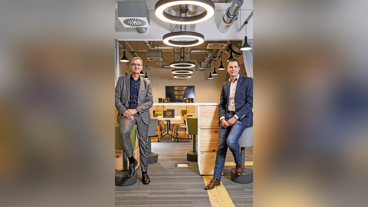 Dr. Peter Scholtissek, Leiter des Continental-Standorts Hamburg-Harburg (li) und Christoph Seeger, Bereich Innovationen, Geschäftsfeldentwicklung und Digitalisierung im neuen Innohub.