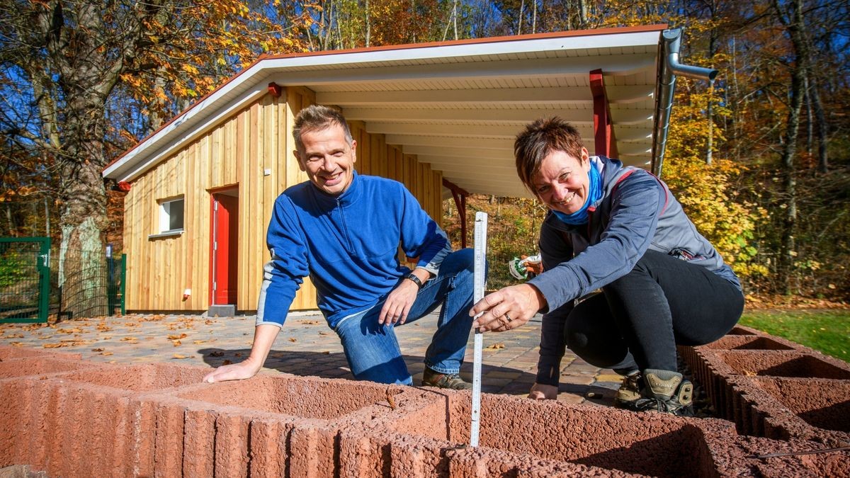 Die Architekten vom neu gebauten Kiosk im Neustädter Waldbad, Silke und Matthias Külbel, nehmen die Maße für einen noch geplanten Zaun, der als Fallschutz dienen soll.