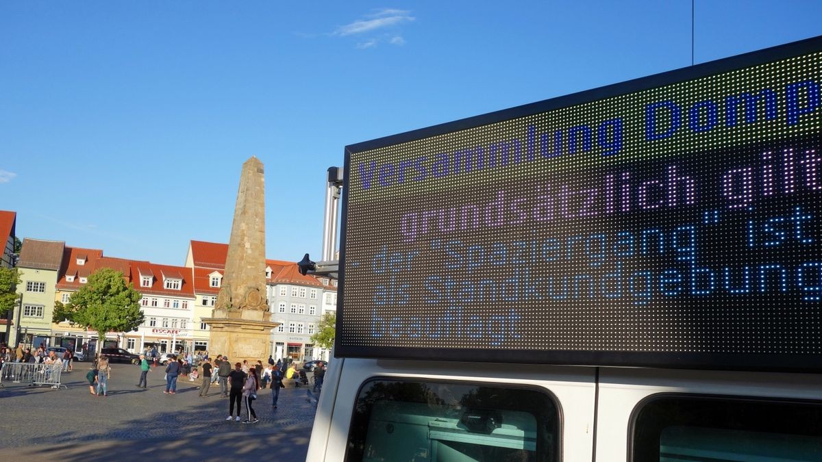 Bereits seit dem Frühjahr treffen sich immer wieder Gegner der teils einschneidenden Corona-Schutzregeln auf dem Domplatz. Seinerzeit löste die Polizei auch Zusammenkünfte auf.