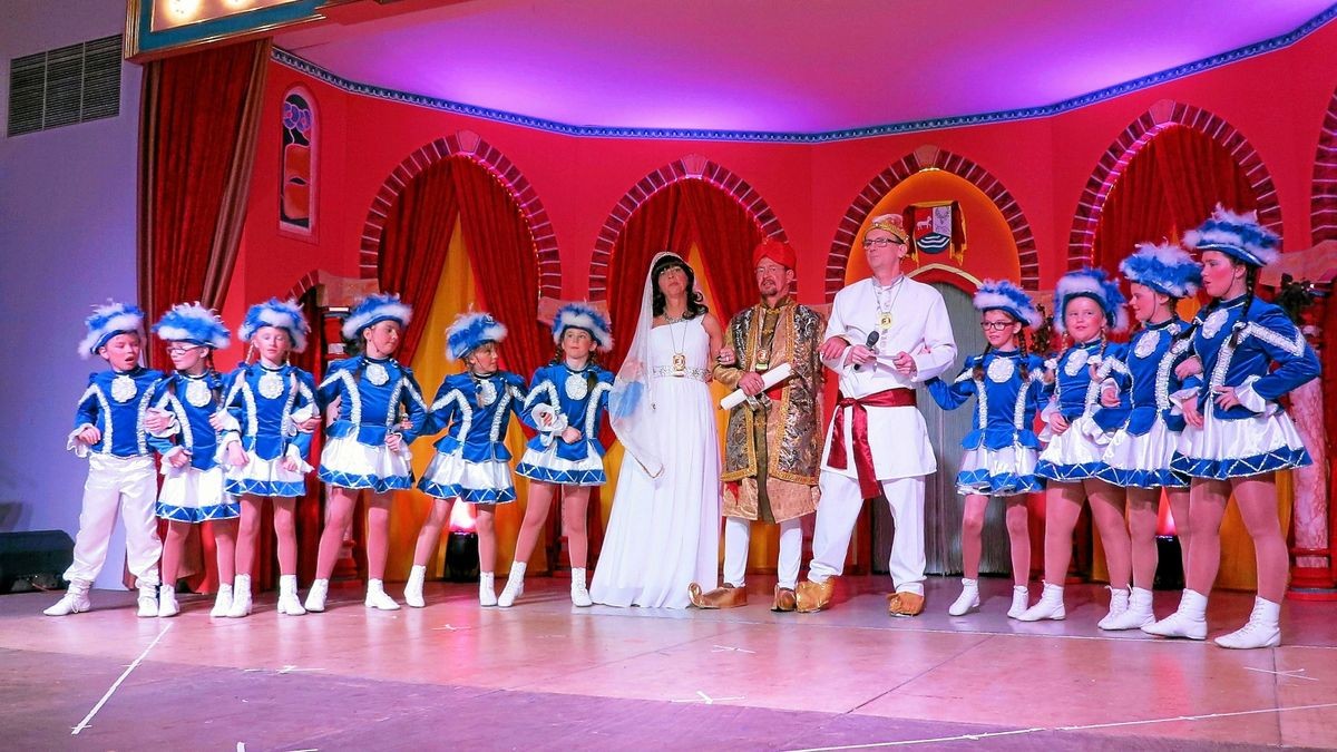 Ein Bild aus vergangenen Zeiten: Ein Karneval-Showabend in Leinefelde mit dem Prinzenpaar Sylvia I. und Jörg II. sowie Sven Goos (rechts daneben) und den Leinespatzen. In dieser Session wird es auch in Leinefelde keine Faschingsveranstaltungen geben.