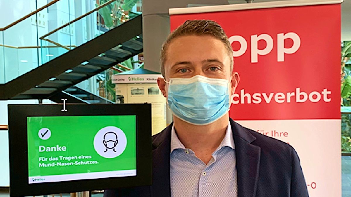 Im Eingangsbereich des Helios-Klinikums Gotha weist jetzt ein Maskenscanner Besucher auf das richtige Tragen von Masken hin, wie hier Klinikgeschäftsführer Marc Bernstädt zeigt.