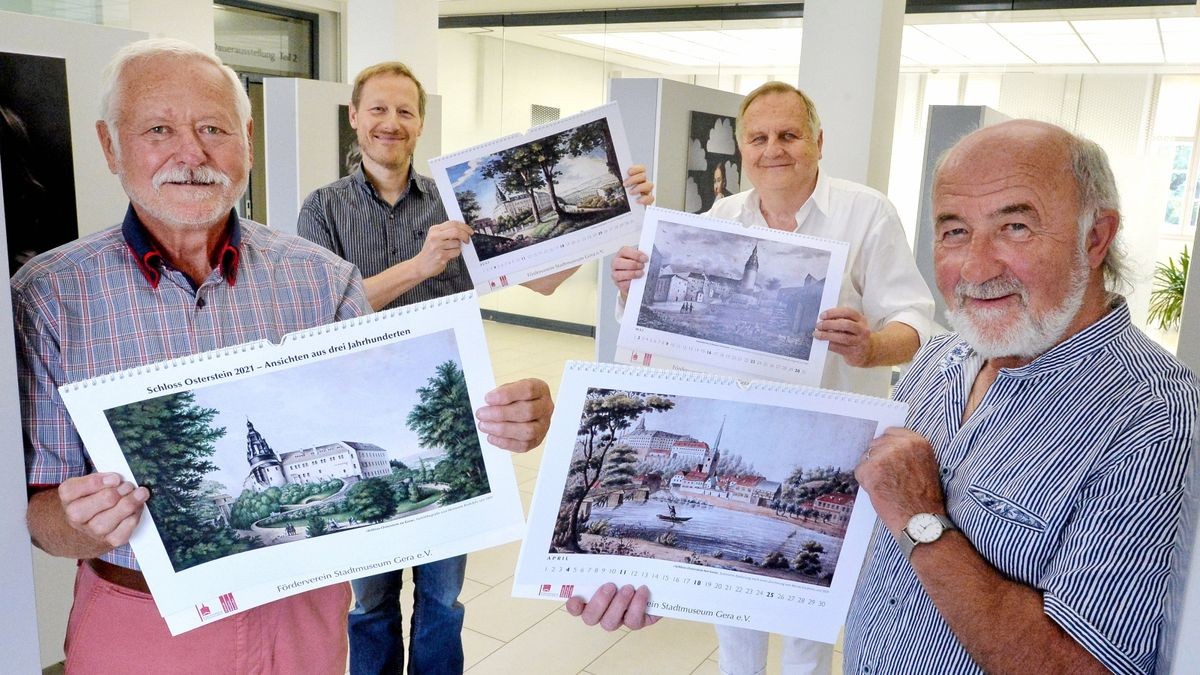 Der Förderverein des Stadtmuseums Gera hat erstmals einen Kalender herausgebracht. Er ergänzt die geplante Ausstellung im Stadtmuseum zu Schloss Osterstein. Vereinsvorsitzender Wilfried Martin, Matthias Wagner vom Stadtmuseum, sowie Reinhard Bierbaum und Manfred Taubert (von links) mit Kalenderblättern.