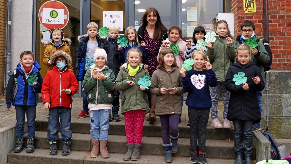 Schüler verschenken ein Blatt voller Glück für Lauenburger