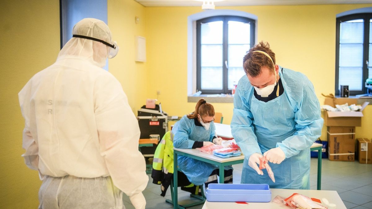 Der Abstrichdienst der Kassenärztlichen Vereinigung bei der Arbeit.