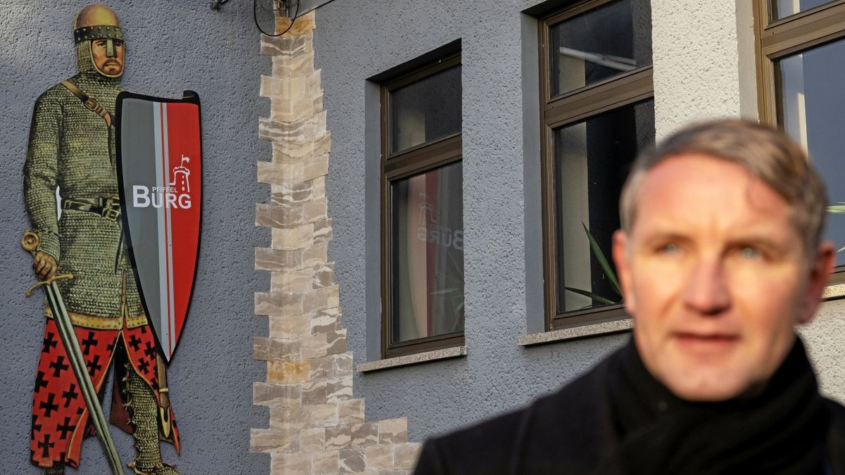 Björn Höcke, Thüringer AfD-Fraktions- und Parteivorsitzender, steht vor dem Landesparteitag der Thüringer AfD neben einem Ritterbild des Hotels Pfiffelburg.