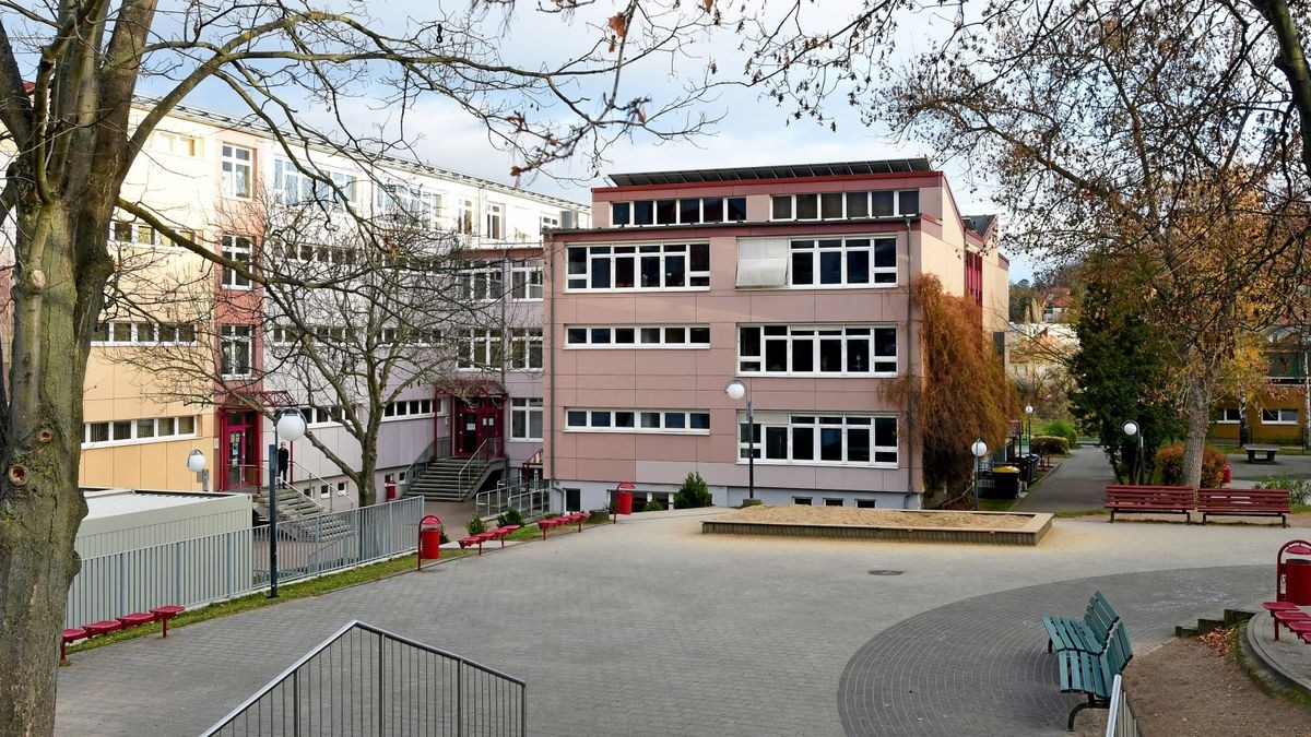 Etwa zwei Wochen war die Robert-Bosch-Regelschule coronabedingt geschlossen und der Schulhof leer. Ab heute dürfen Schüler und Lehrer wiederkommen.