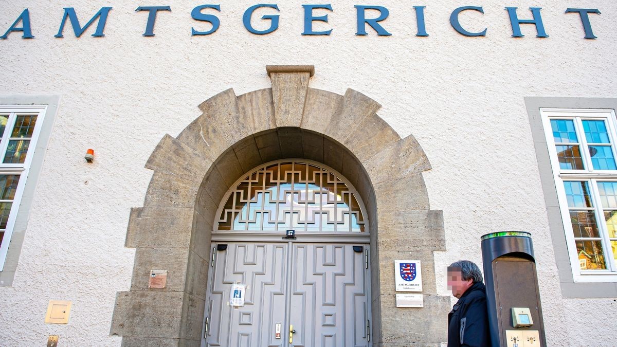 Michael F. aus Bad Langensalza wartet vor dem Amtsgericht Mühlhausen. Rein kommt er ohne Maske nicht.