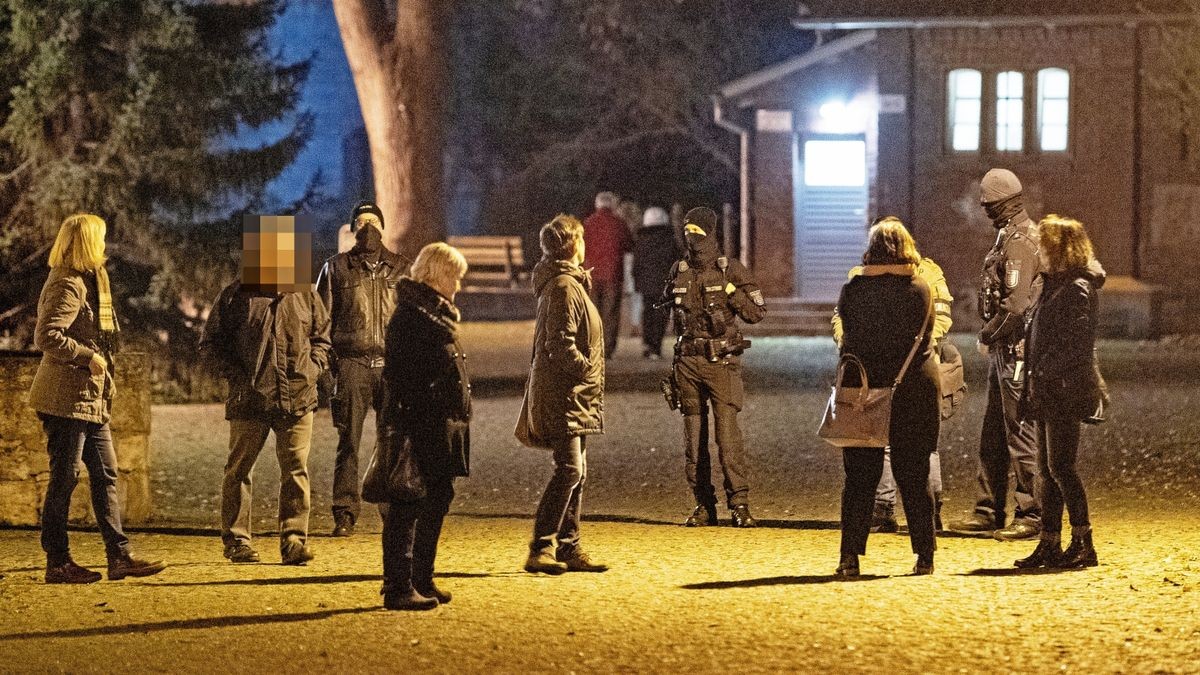 Auf dem Kristanplatz trafen einige Corona-Spaziergänger auf Beamte der Polizei. 