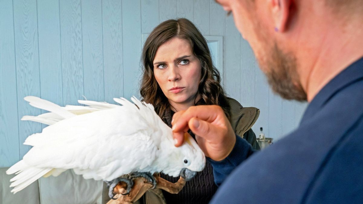 “Der feine Geist“ in Weimar: Kira Dorn (Nora Tschirner) befragt den Verdächtigen John Geist (Ronald Zehrfeld), der seltenen Papageien liebt.