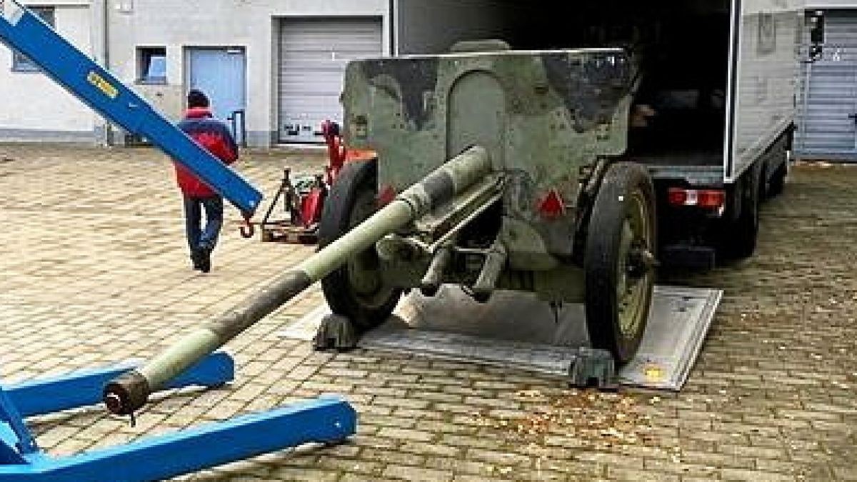 Die Panzerabwehrkanone wurde am Dienstag verladen.