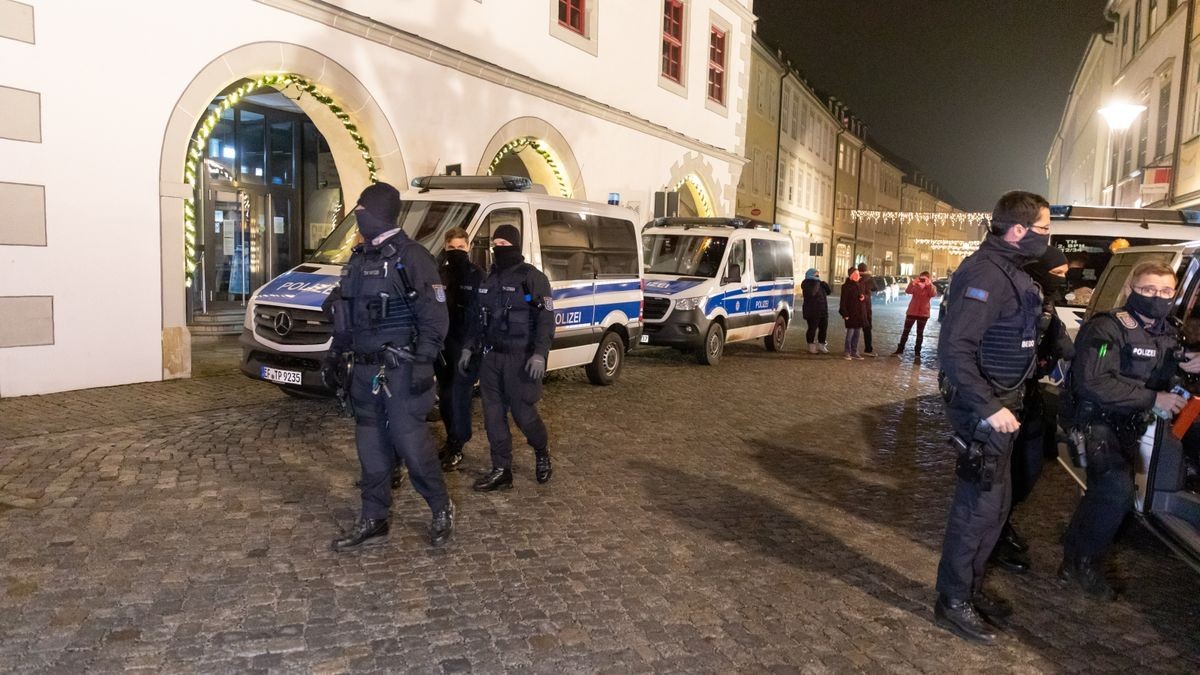 Rund 400 Personen hatten sich auf dem Marktplatz in Hildburghausen entgegen der geltenden Thüringer Infektionsschutzverordnung und der Allgemeinverfügung des Landkreises Hildburghausen versammelt, teilte die Polizei mit. Die Beamten stellten zahlreiche Verstöße gegen die geltenden Infektionsschutzregelungen fest. 