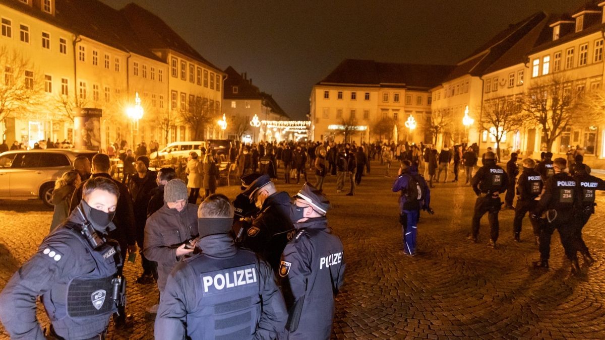 Die Proteste fanden während der Beratungen der Ministerpräsidenten mit Bundeskanzlerin Angela Merkel (CDU) statt. 