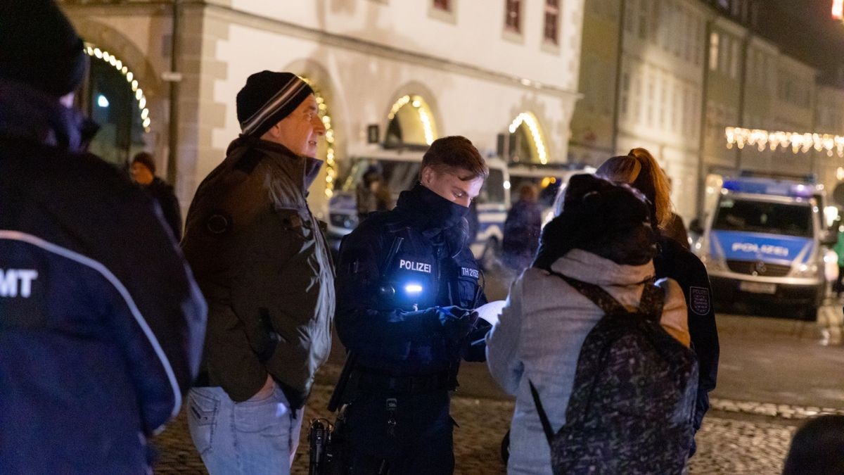 Rund 400 Personen hatten sich auf dem Marktplatz in Hildburghausen entgegen der geltenden Thüringer Infektionsschutzverordnung und der Allgemeinverfügung des Landkreises Hildburghausen versammelt, teilte die Polizei mit. Die Beamten stellten zahlreiche Verstöße gegen die geltenden Infektionsschutzregelungen fest. 