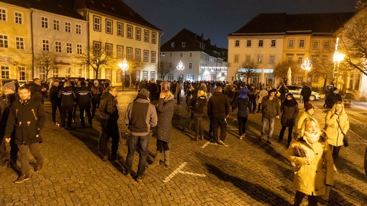 Rund 400 Personen hatten sich auf dem Marktplatz in Hildburghausen entgegen der geltenden Thüringer Infektionsschutzverordnung und der Allgemeinverfügung des Landkreises Hildburghausen versammelt, teilte die Polizei mit. Die Beamten stellten zahlreiche Verstöße gegen die geltenden Infektionsschutzregelungen fest. 