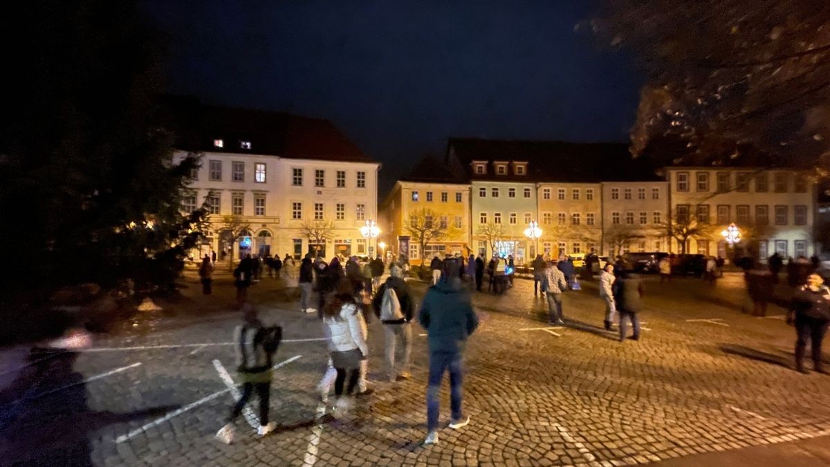 Rund 400 Personen hatten sich auf dem Marktplatz in Hildburghausen entgegen der geltenden Thüringer Infektionsschutzverordnung und der Allgemeinverfügung des Landkreises Hildburghausen versammelt, teilte die Polizei mit. Die Beamten stellten zahlreiche Verstöße gegen die geltenden Infektionsschutzregelungen fest. 