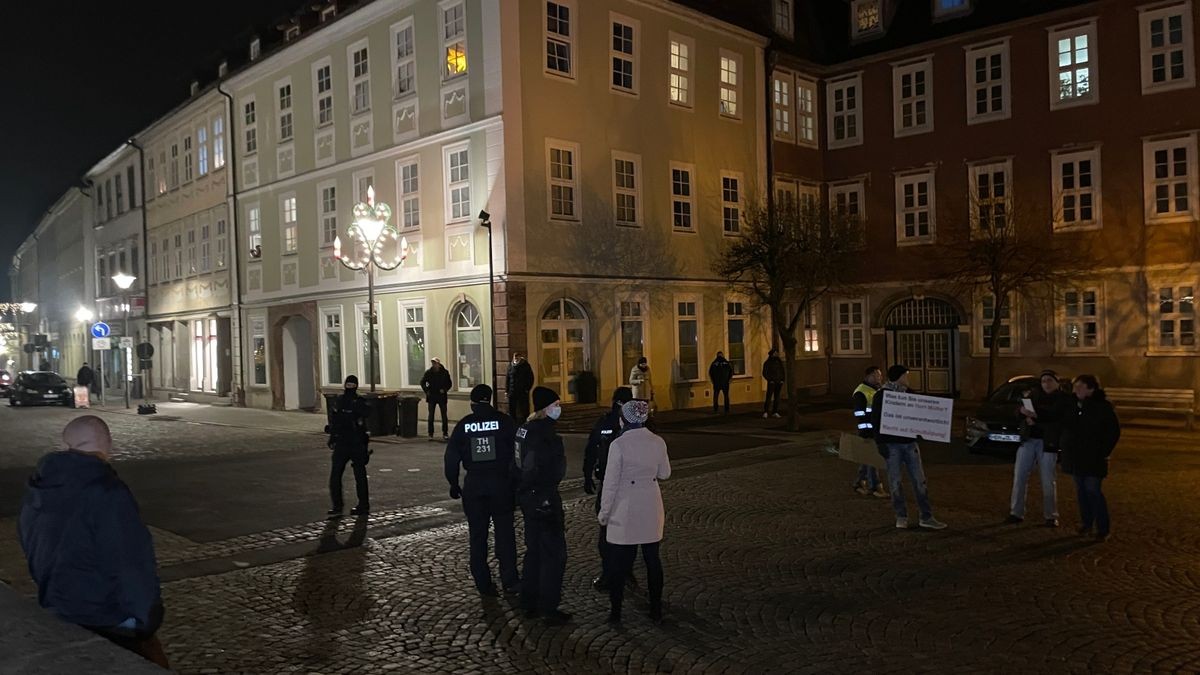 Rund 400 Personen hatten sich auf dem Marktplatz in Hildburghausen entgegen der geltenden Thüringer Infektionsschutzverordnung und der Allgemeinverfügung des Landkreises Hildburghausen versammelt, teilte die Polizei mit. Die Beamten stellten zahlreiche Verstöße gegen die geltenden Infektionsschutzregelungen fest. 