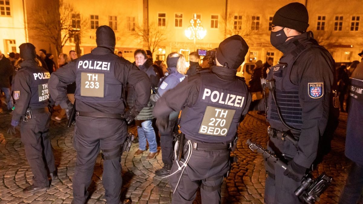 Rund 400 Personen hatten sich auf dem Marktplatz in Hildburghausen entgegen der geltenden Thüringer Infektionsschutzverordnung und der Allgemeinverfügung des Landkreises Hildburghausen versammelt, teilte die Polizei mit.